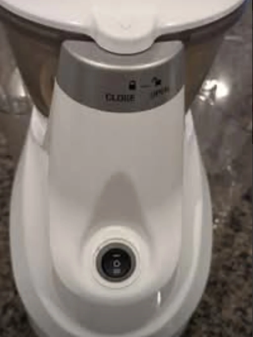 White Hurom Cold Press Juicer with Juicing Cookbooks